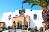خاص:رئيس جامعة معفى من مهامه يظهر بجانب شخصية وازنة ويسعى للعودة إلى منصبه القديم